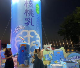 一群人站在商店門(mén)口中度可信度描述已自動(dòng)生成